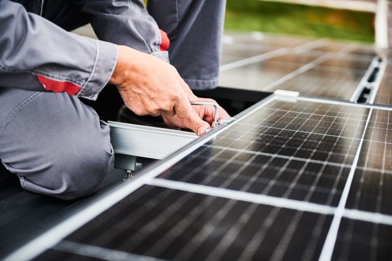 Branchement panneau solaire_Alpes-Maritimes_06_image-shutterstock_2363257361