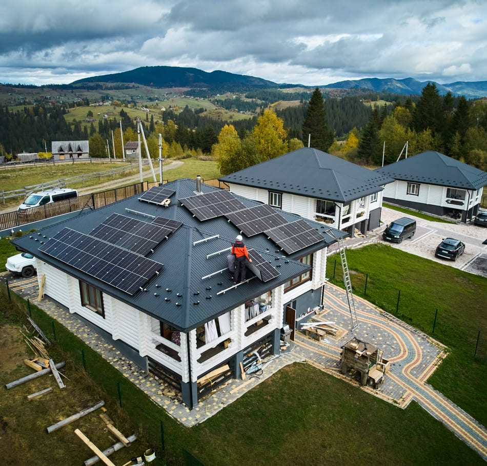 installer des panneaux solaires avec RivaluxConcept à Nice - qualité garantie 100%- equipe posant des panneaux solaires pour une maison